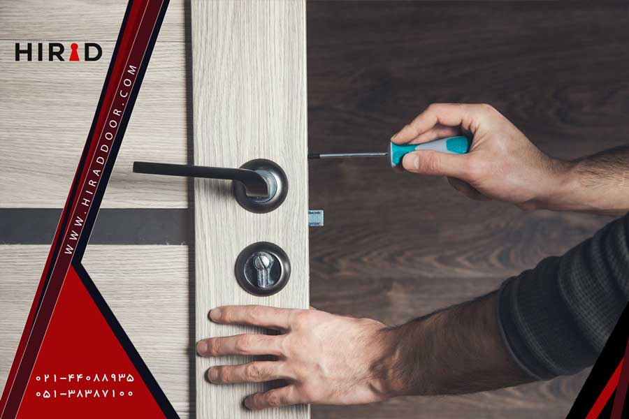 نصب دستگیره و قفل درب اتاق بر روی درب